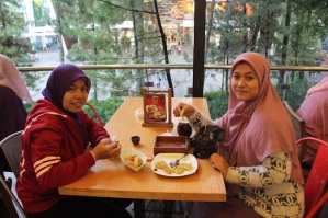 Bu Risna & Bu Imas (pink) outing ke Bandung